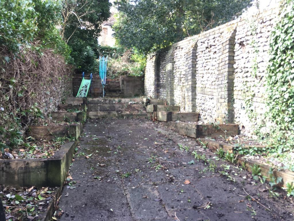 Lot: 52 - VACANT FOUR STOREY PROPERTY WITH POTENTIAL - Garden looking away from property